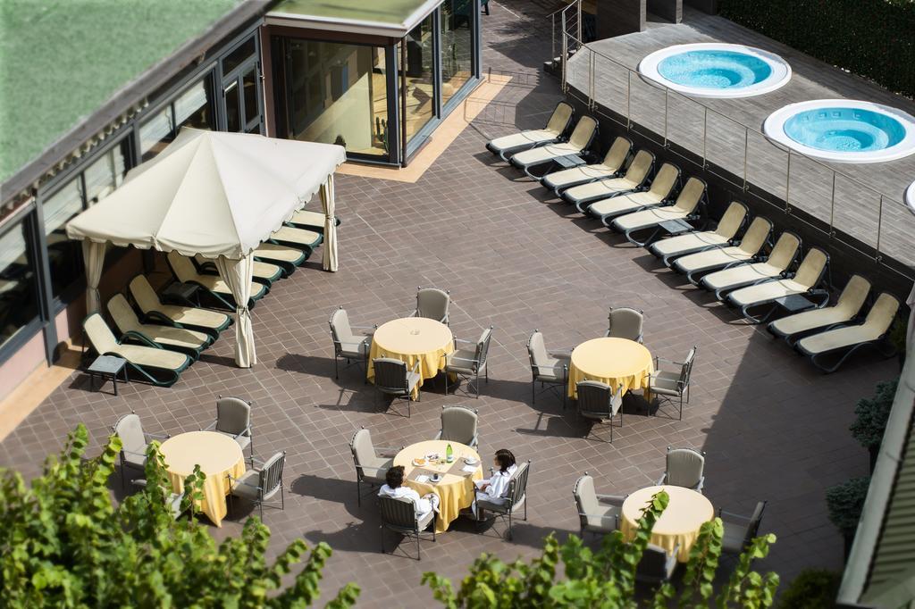 Ambasciatori Place Hotel Фиуджи Екстериор снимка
