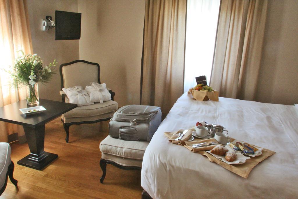 Ambasciatori Place Hotel Фиуджи Екстериор снимка