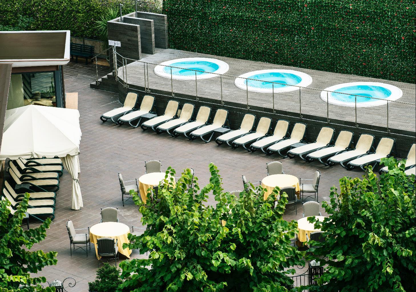 Ambasciatori Place Hotel Фиуджи Екстериор снимка