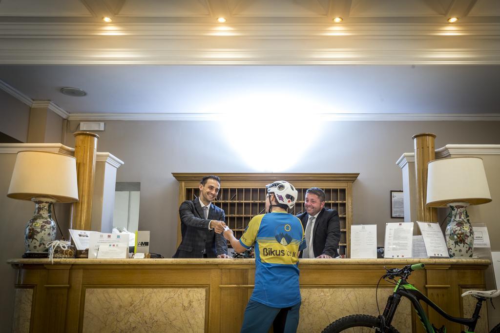 Ambasciatori Place Hotel Фиуджи Екстериор снимка