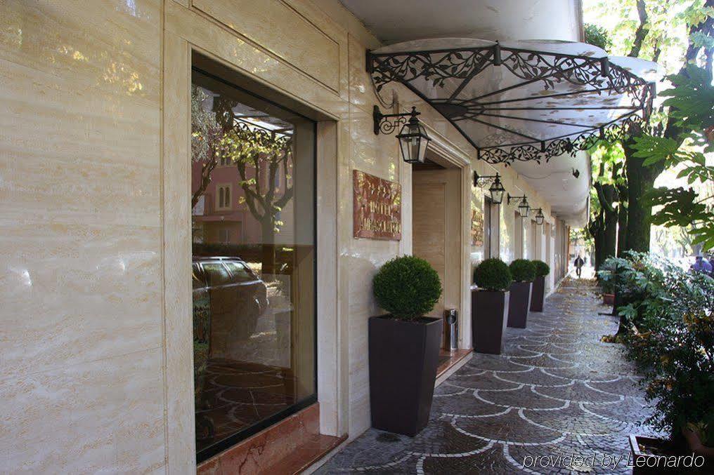 Ambasciatori Place Hotel Фиуджи Екстериор снимка