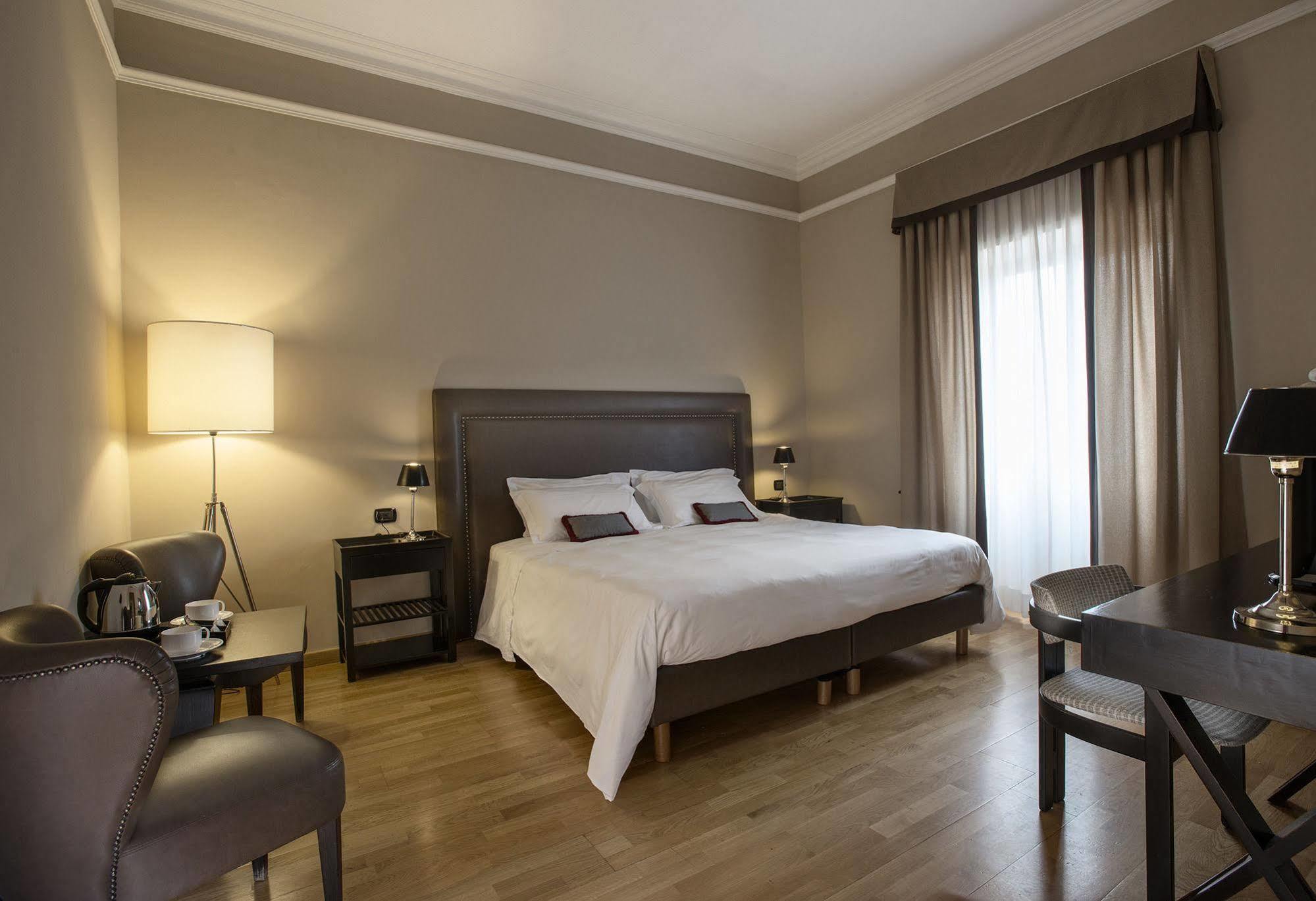 Ambasciatori Place Hotel Фиуджи Екстериор снимка